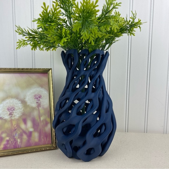Sculptural Vase, Chain Vase, Wavy Openwork Decorative Vase - Picture 1 of 10